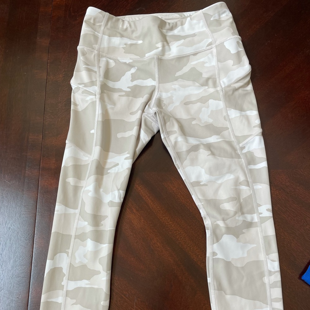Athleta Camo Contender 7/8 Legging *small petite*